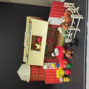 #34 Vintage Fisher Price Play Family Farm 915 Little People Barn & Silo complete